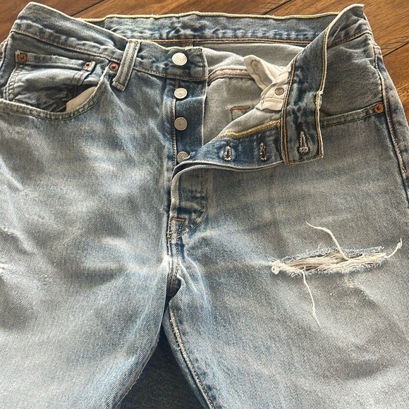 Vintage Levi’s 501 light wash blue denim jeans tapered leg button fly 32 x 30